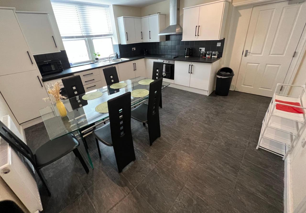 Spacious Ground Floor Suite Comfortably Sleeps Up To Eight Halifax Bagian luar foto