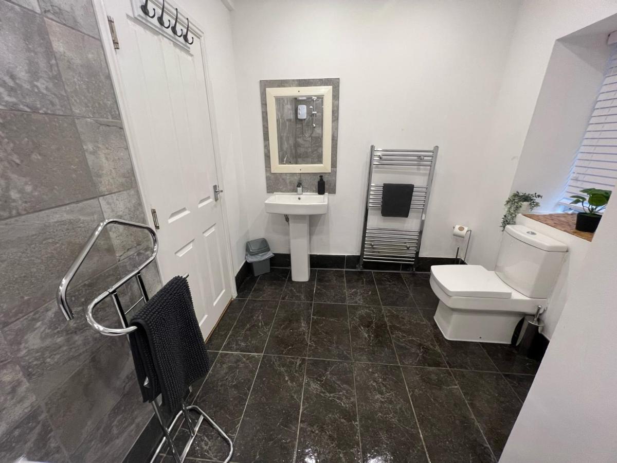 Spacious Ground Floor Suite Comfortably Sleeps Up To Eight Halifax Bagian luar foto