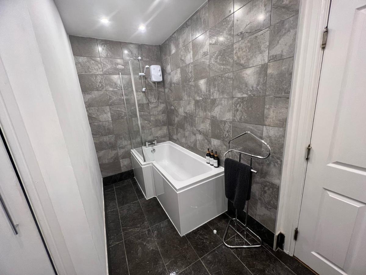 Spacious Ground Floor Suite Comfortably Sleeps Up To Eight Halifax Bagian luar foto